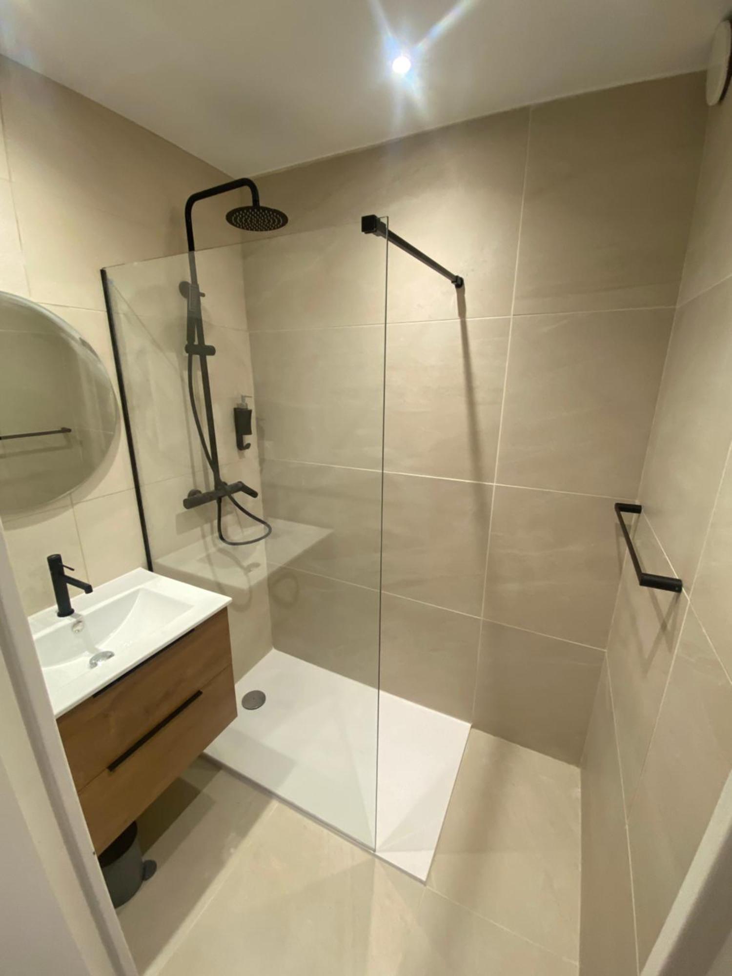 Appartement Avec Piscine 5 Min A Pieds Des Plages 발로리스 객실 사진